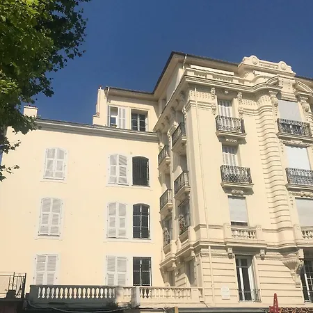 Roses & Ivy, Rue Du Congres *